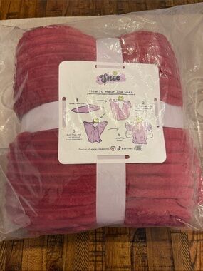 Snee Cozy Wrap plush blanket